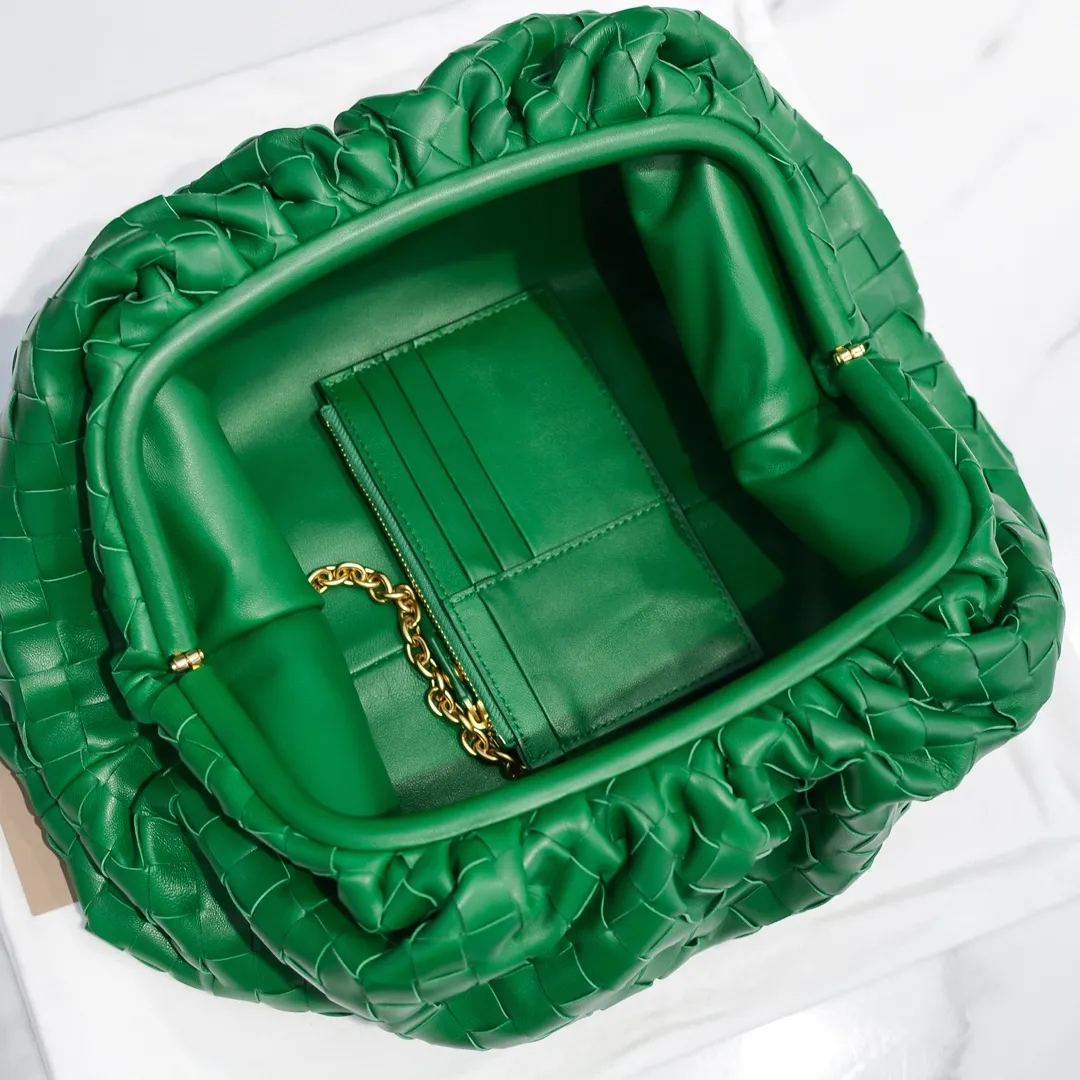 🔥🔥The counterattack of the popular Bottega Veneta started with this series of cloud bags, which went viral in the fashion circle and started a craze! Out of stock, out of stock, out of stock... One piece is hard to find, super hard to buy, regardless of age, season, or occasion. Very classy. Really, if you carry this on the road, it will turn heads! This is also the reason why this series is so expensive. Large size: 38*20*8.5cm [Big Cloud Weave] Racing Green